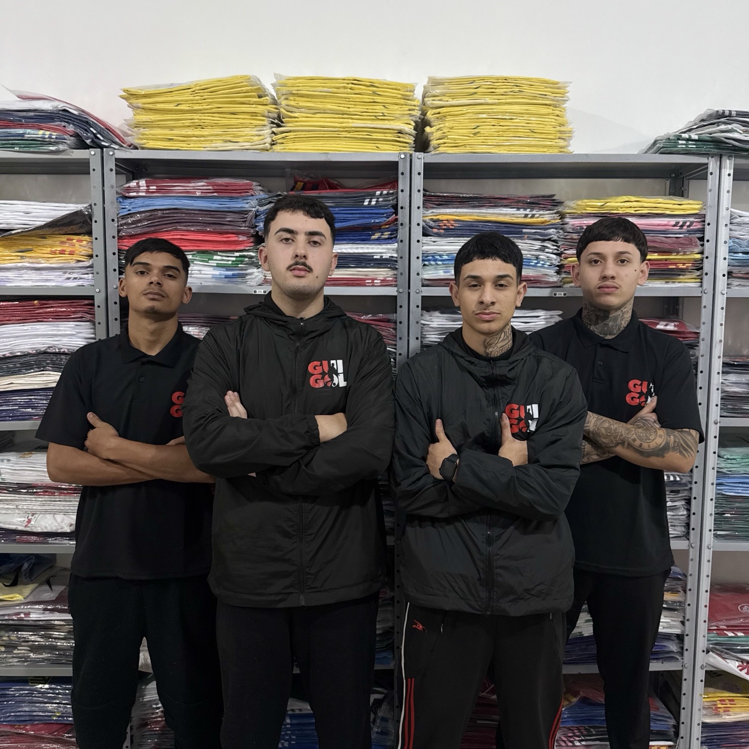 Equipe Guigol Sports no galpão